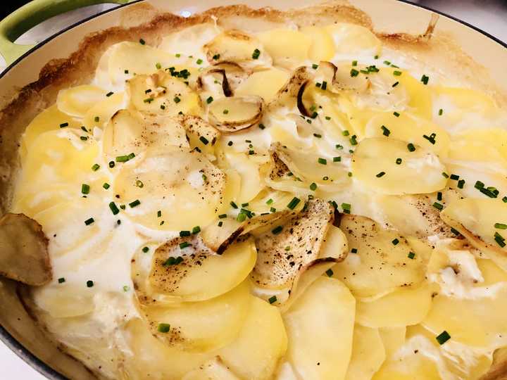  p>法式奶汁烤土豆是一道由土豆等为主要食材做成的菜品,属于家常菜.