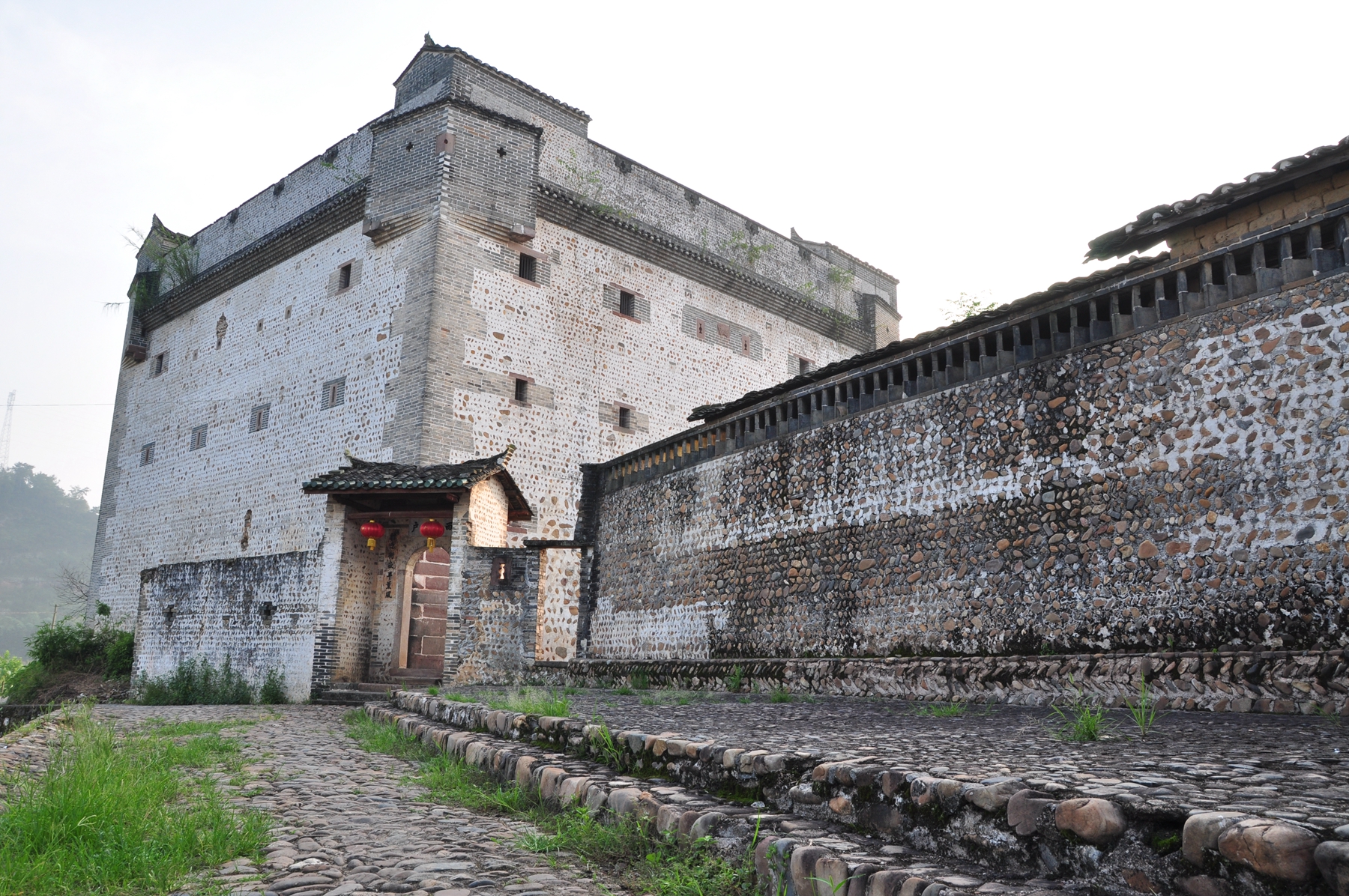 客家围屋,又被称为围村,围村屋,围屋村,土围,水围,围堡,客家围等