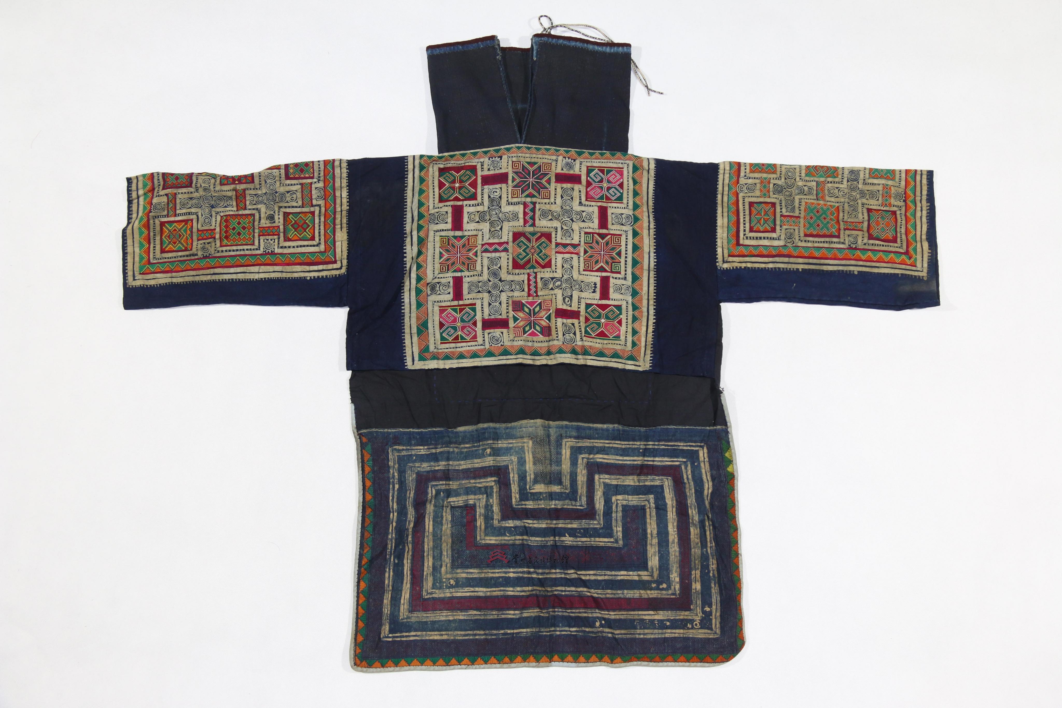 六枝苗族蜡染挑花八角花纹贯首衣