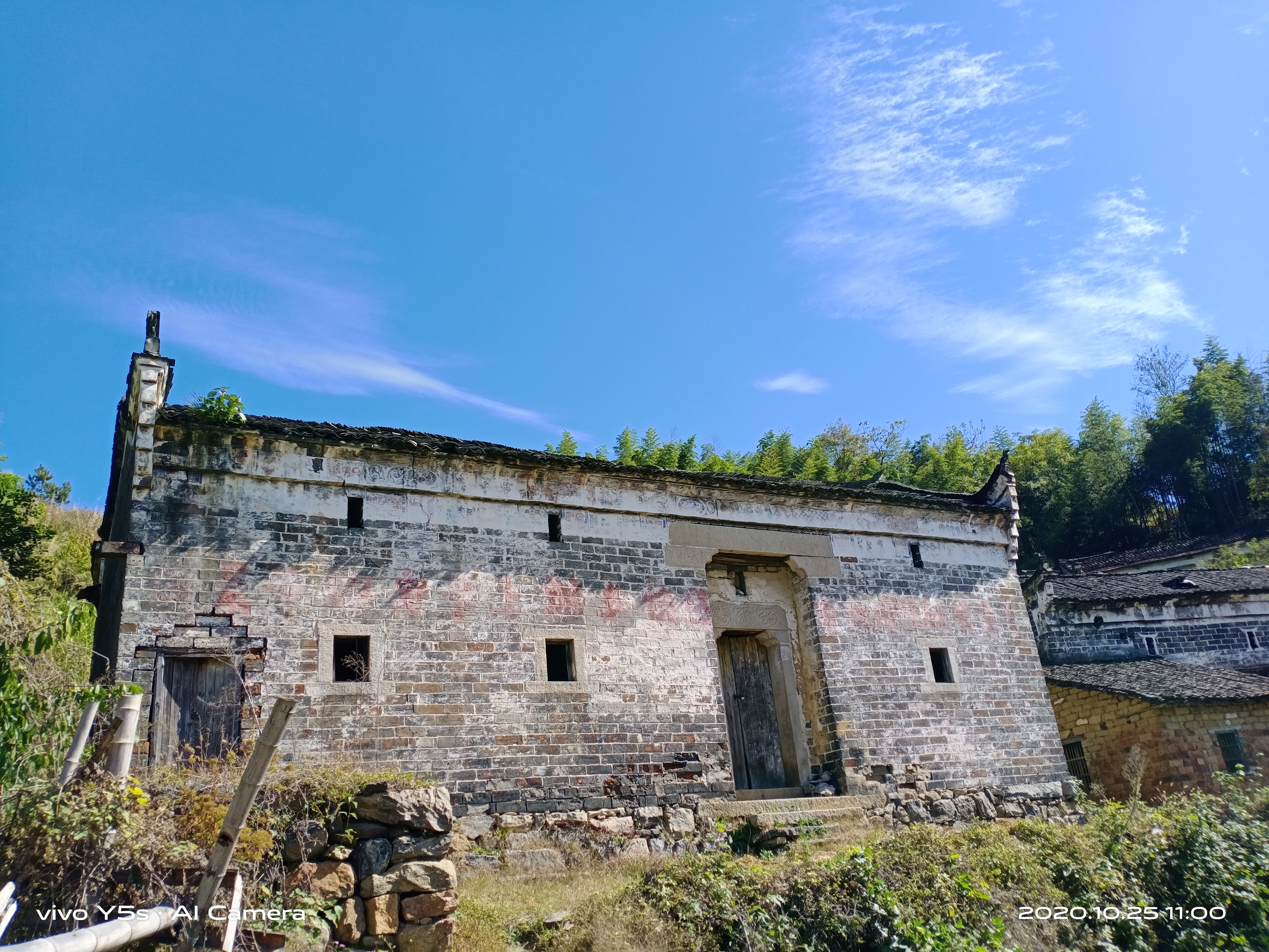 西北与麻城市夫子河镇黄麻坳村接壤,西与团风县贾庙乡为邻,东与大崎镇