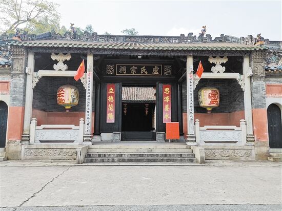  p>卢氏家祠1936年始建,比龙氏祠堂晚建三年;位于永丰镇绿荫村的绿荫