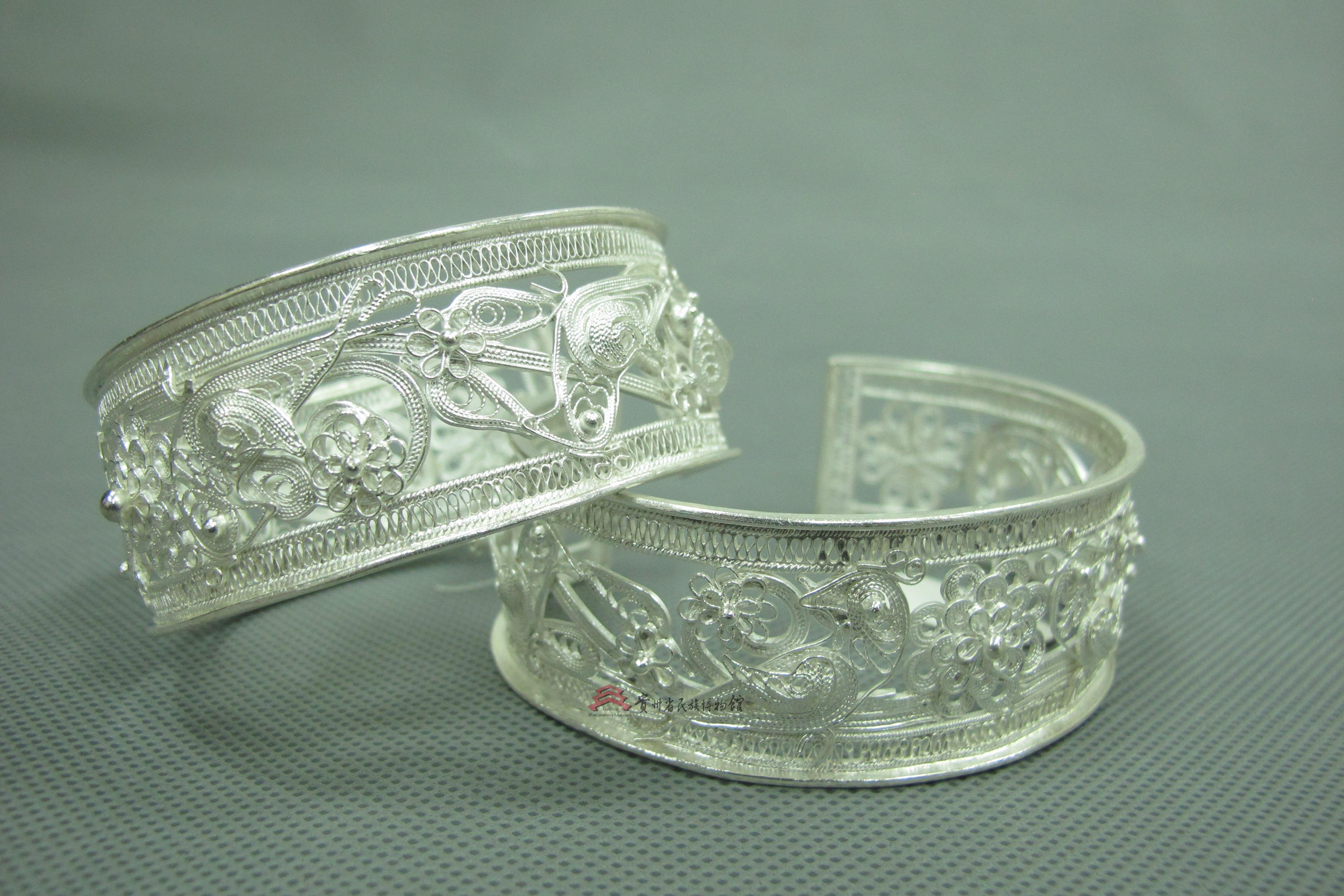 当代凯里苗族拉丝雀花银手镯