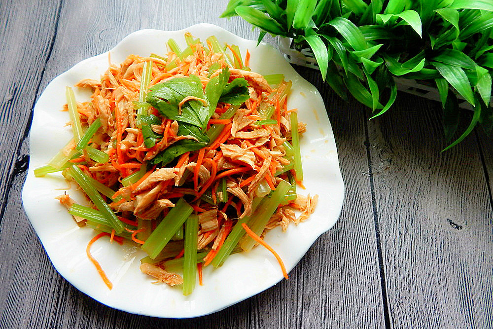 麻酱芹菜拌鸡丝