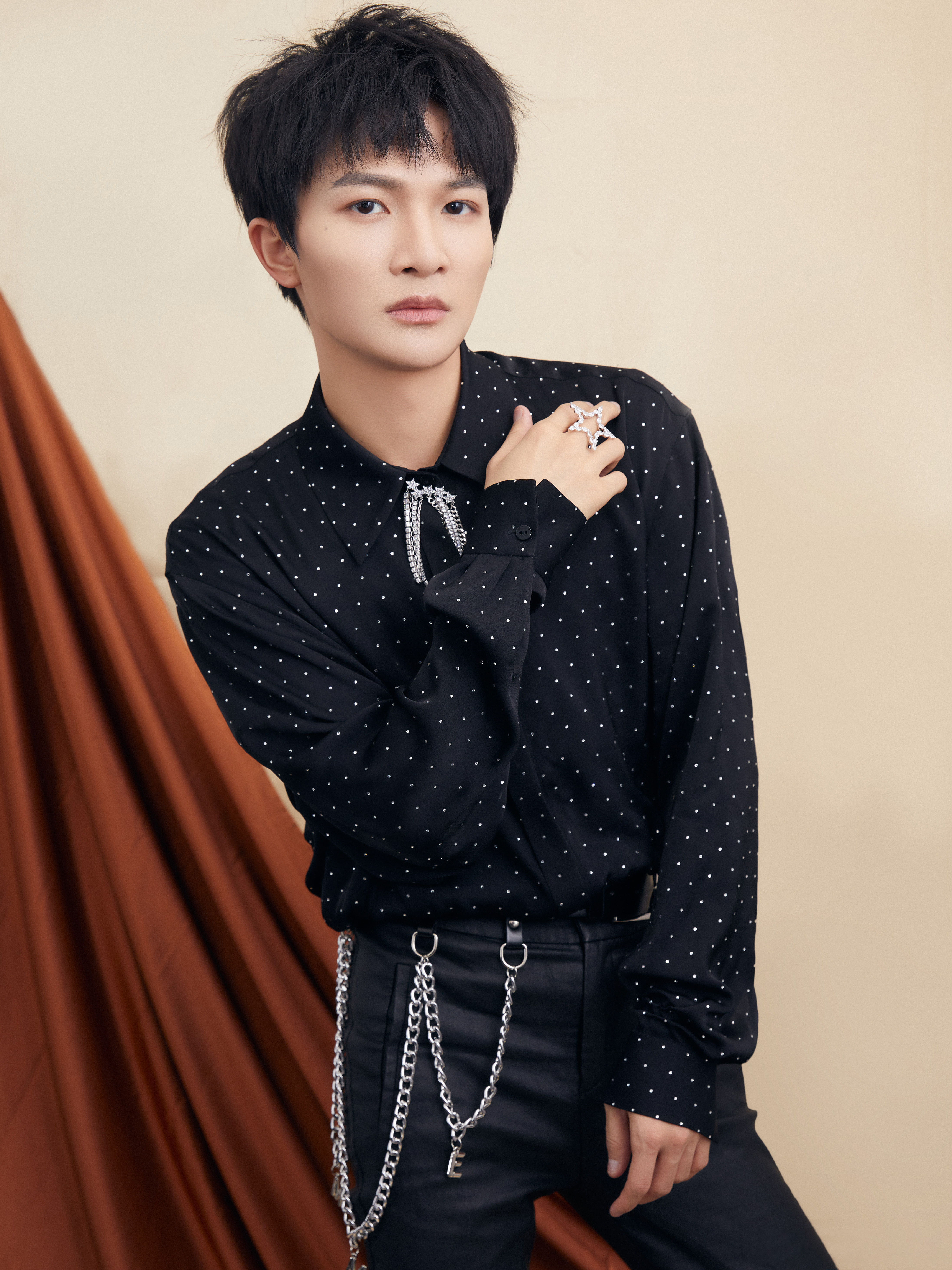  p>周深,1992年9月29日出生于湖南邵阳,长于贵州贵阳,中国内地男歌手