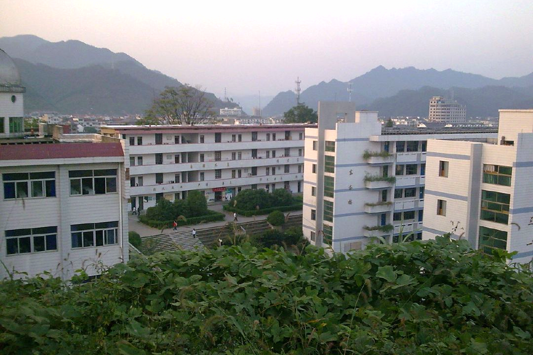  p>浙江省桐庐分水高级中学(fenshui high school)坐落在千年古城