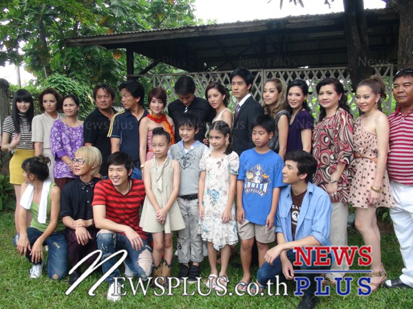 泰剧《悲恋花》讲述了一个拥有悲伤的眼睛,金子般的心灵的小女孩的