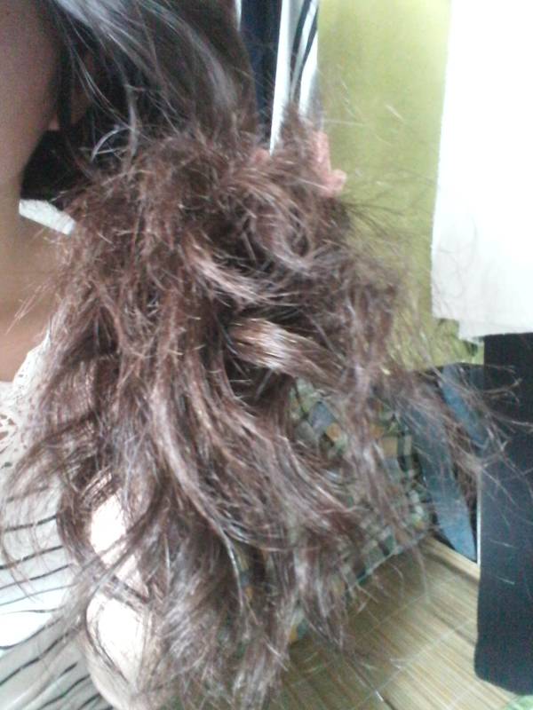  p>头发干枯是指头发失去水分和油脂的滋润,而导致头发干枯易折断,发