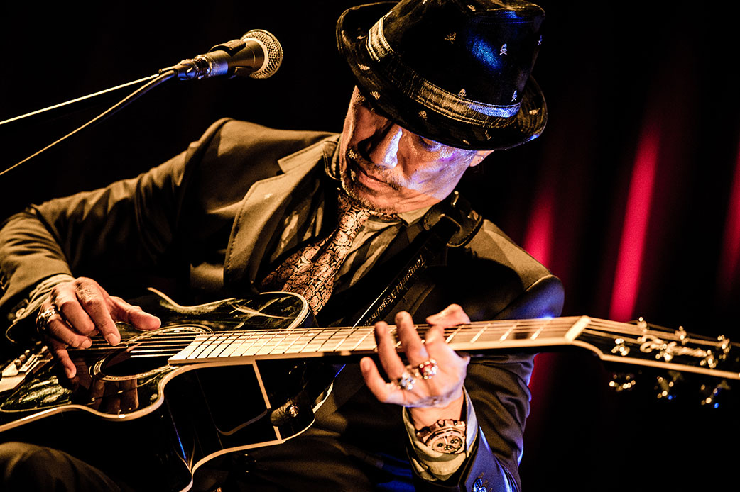  p>长渕刚(nagabuchi tsuyoshi),是日本民谣歌王(也有人说他是老牌