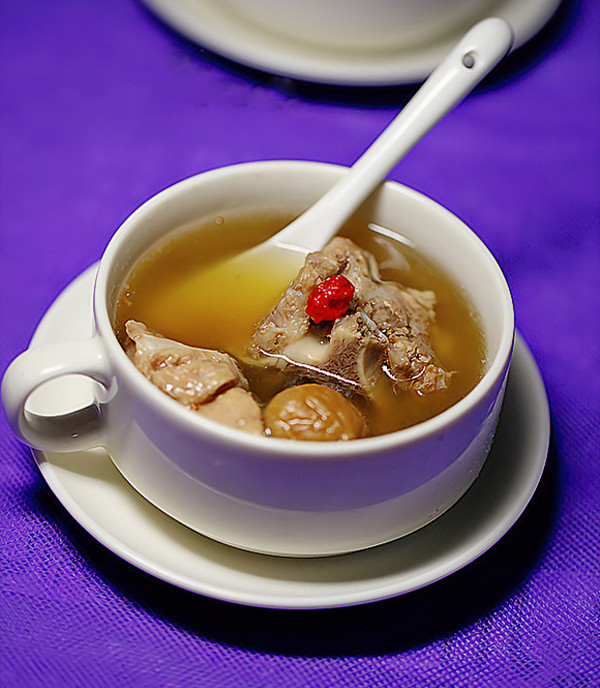  p>无花果炖猪骨汤是一道传统药膳,属于粤菜系.