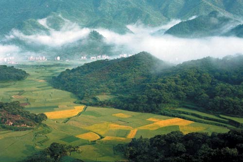  p>南乡镇,广西壮族自治区贺州市八步区辖镇,位于八步区东南部,东与