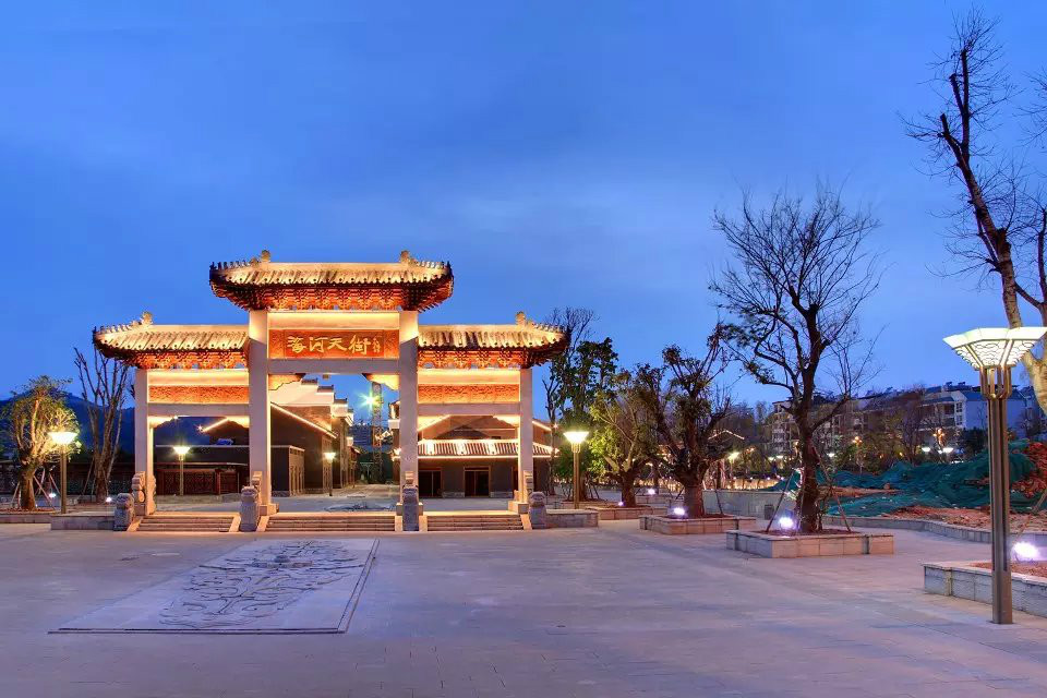  p>四川省西昌市海河天街是西昌城南新的城市空间,是根据现代生态田园