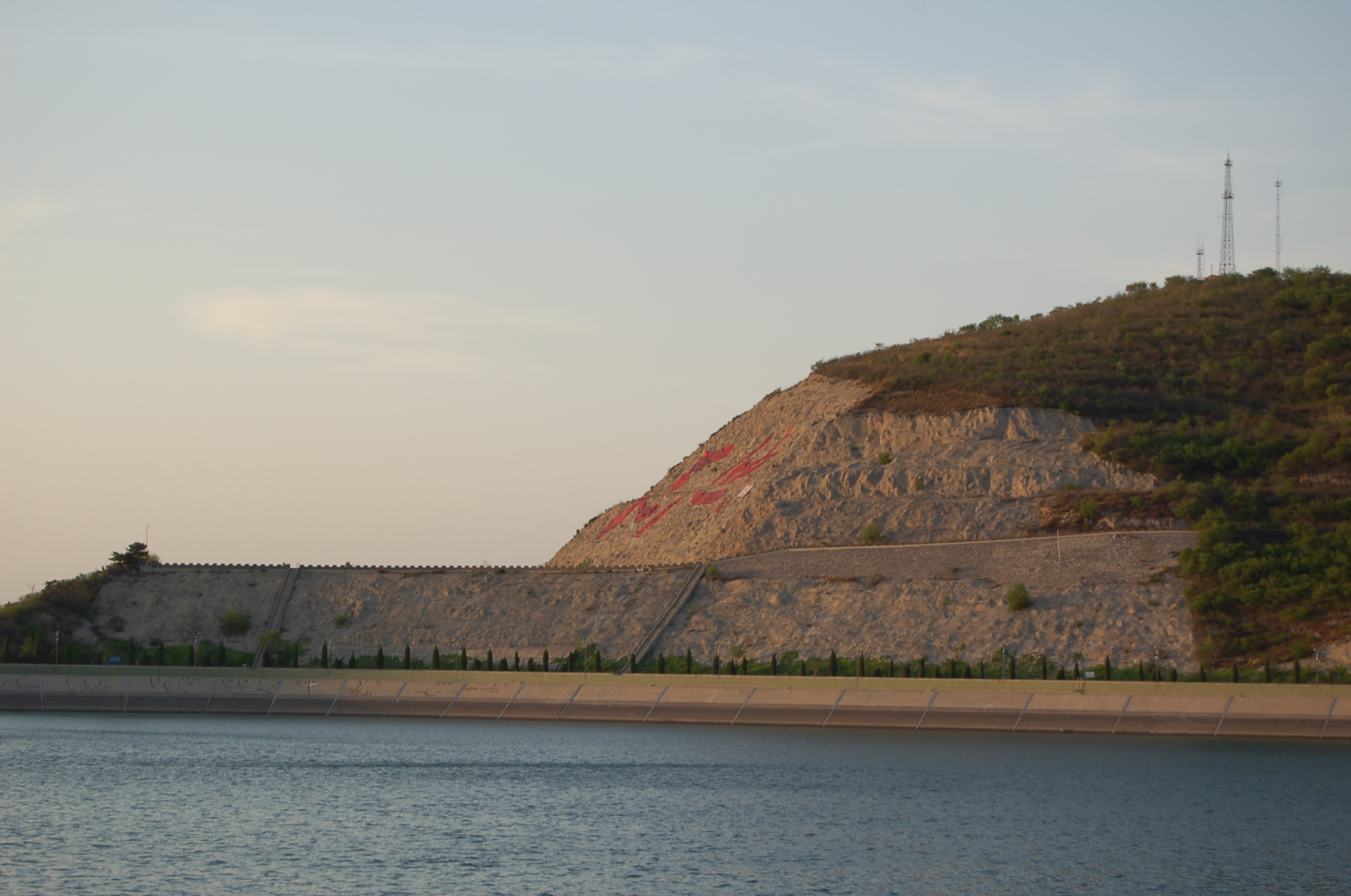  p>北京天池风景区建在著名的 a target="_blank" href="/item/蟒山