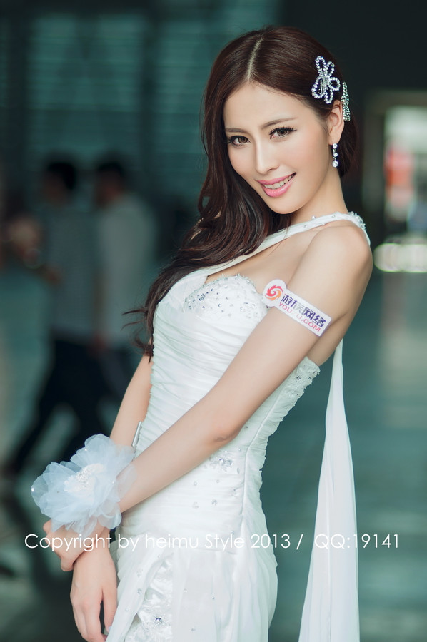 双胞胎姐姐朱雯凭借着如出一辙的精致面容在各大展会上引起了一股热潮