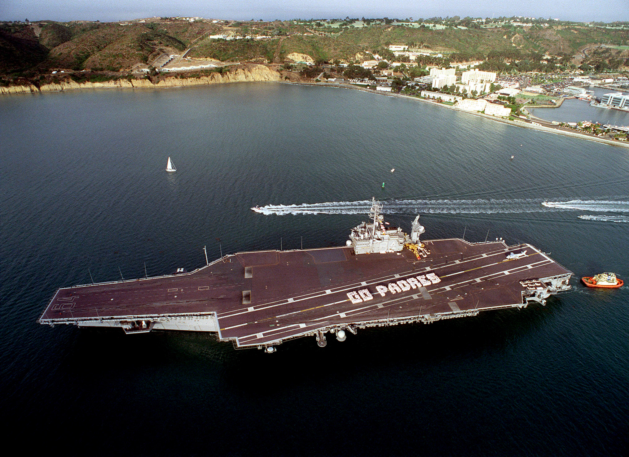 美国"小鹰"级航空母舰