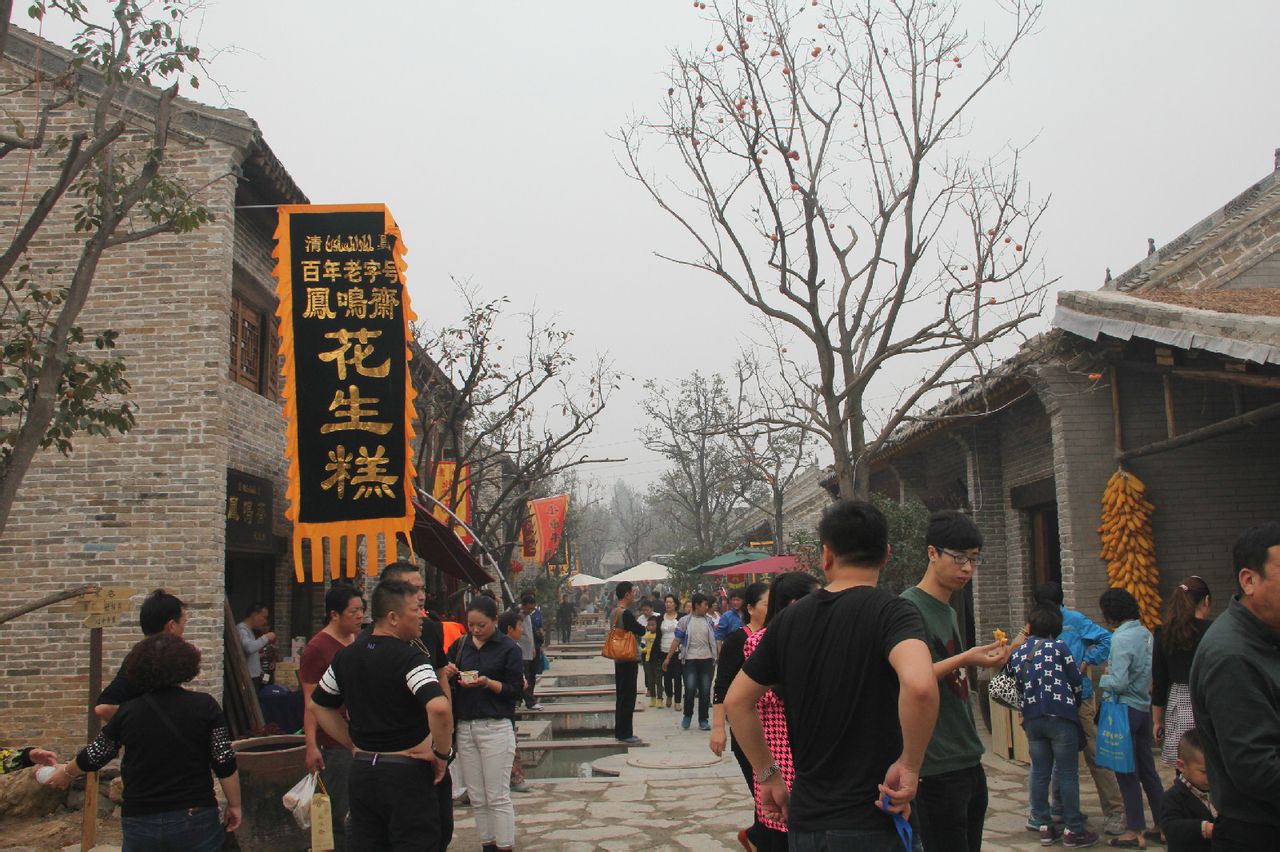  p>七贤民俗村(原锦绣云台温泉山庄),是一处以民俗小吃,河南非遗,室内
