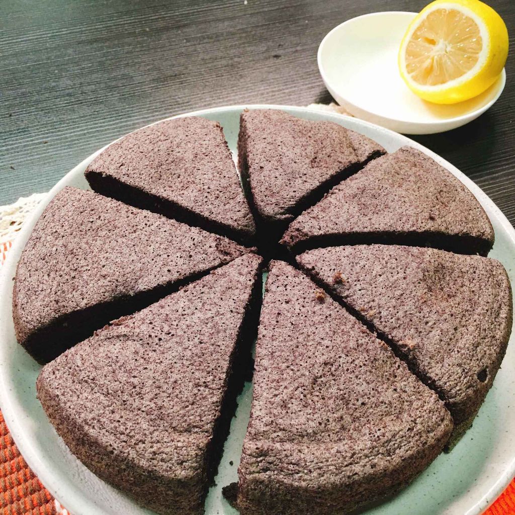  p>黑米养生蛋糕是一道美食,由黑米,黑麦片等原料制作而成. /p>