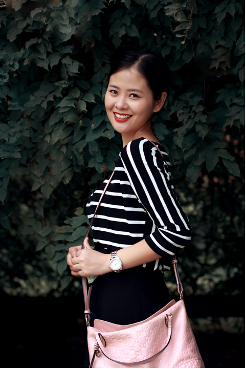  p>杨香影,女,山东菏泽人,当红主持人,凭借不错的台风,靓丽端庄的外表