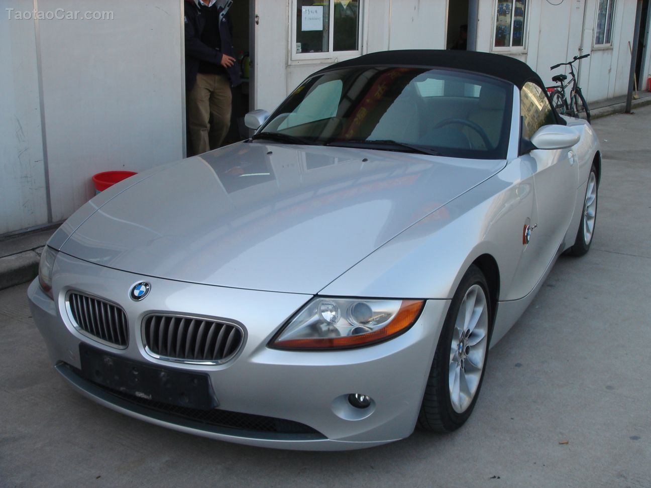  p>轿车(saloon car)是指用于载送人员及其随身物品,且座位布置在两轴