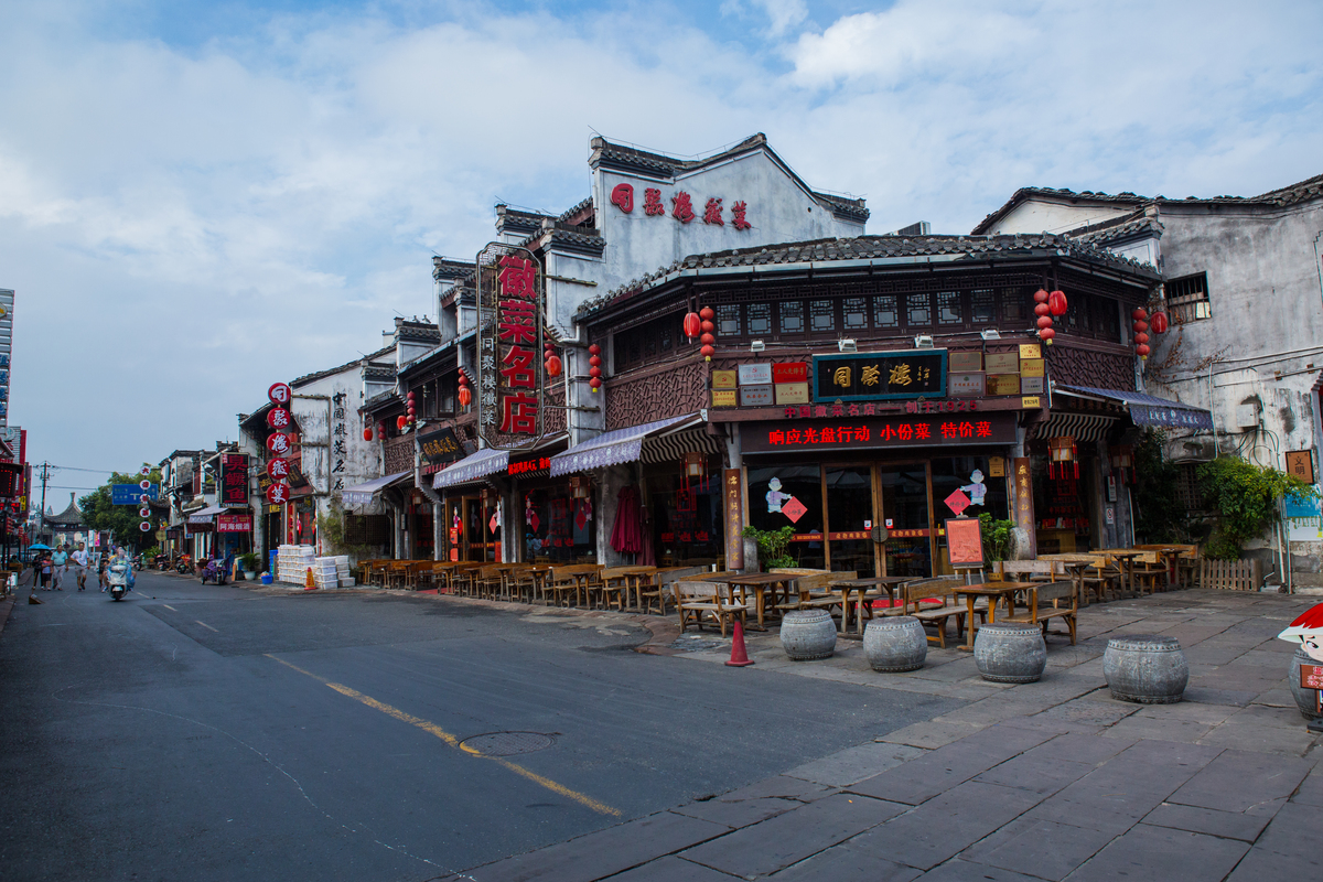  p>屯溪古镇坐落在黄山市中心地段,镶嵌在青山绿水之间.