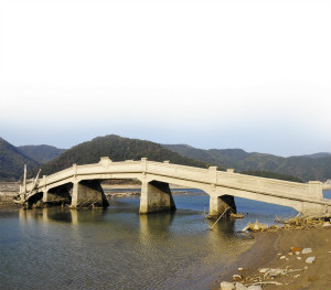  p>沿梅溪水库而行,至塘溪童村时,有一座神秘的五孔水下桥,一年中有大