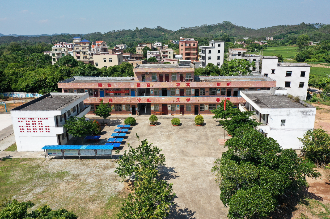  p>林尘镇六马岭小学地处广东岭脚下,北面与合江镇比邻,南北交通顺畅.