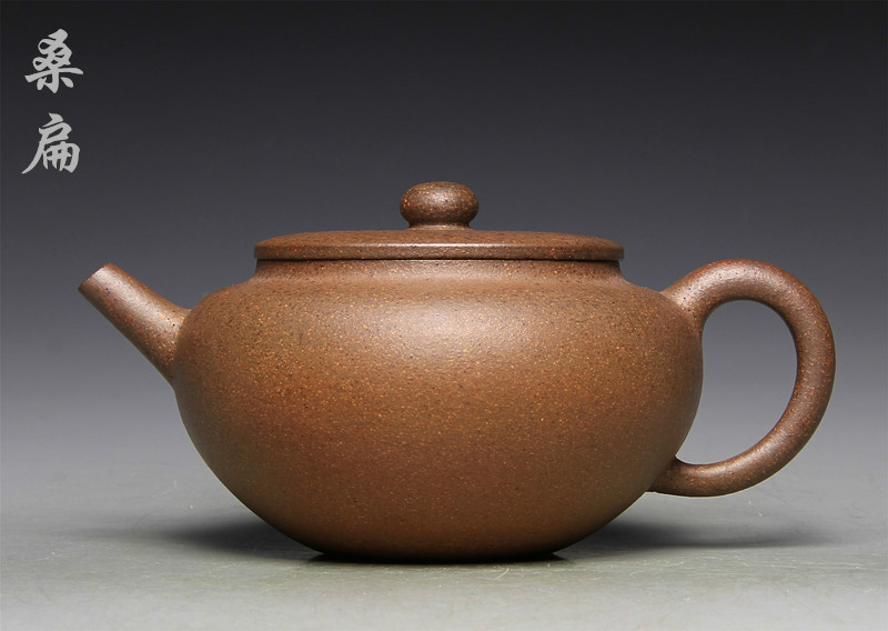  p>陈亚,青年陶艺家,著名紫砂艺人. /p>