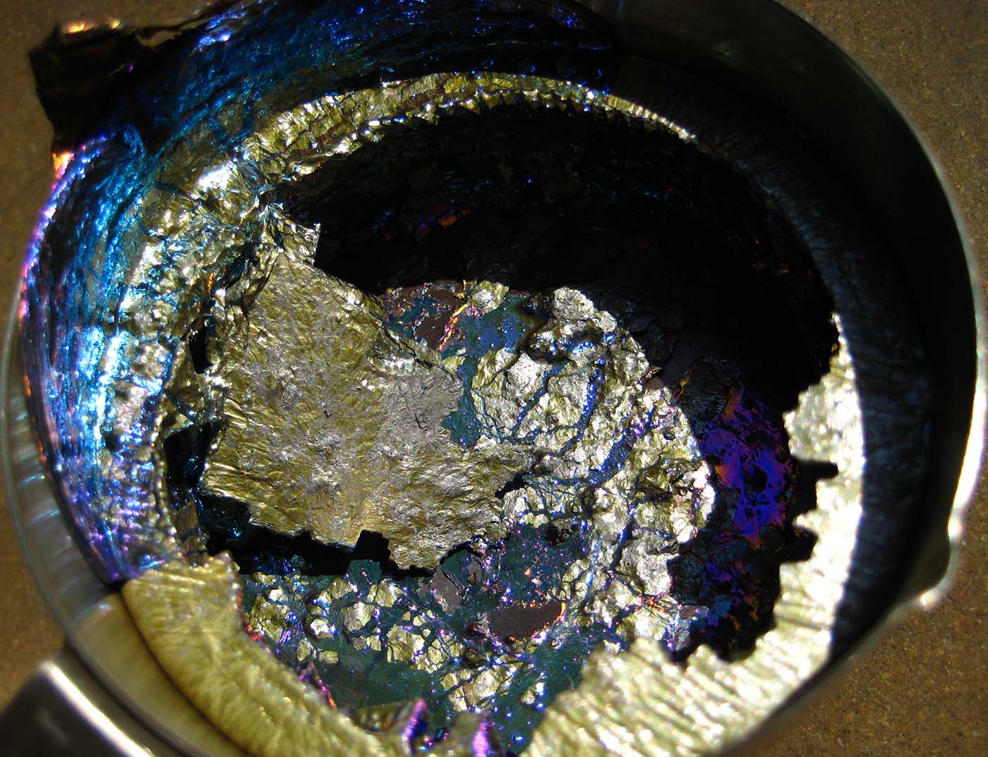  p>铋晶体是一种原子晶体,是融化的高纯度金属铋在缓慢冷却时结晶所