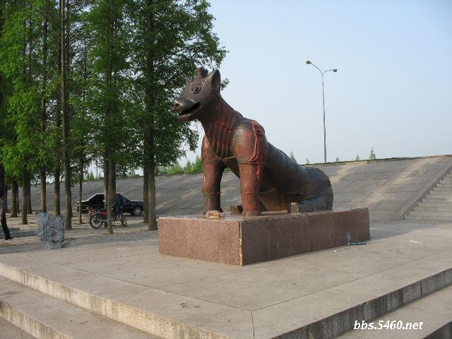  p>铁牯牛位于江陵县郝穴镇西北2公里处的荆江大堤上,雄踞一座建于