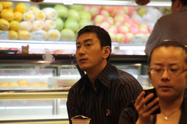 data-id="gnzzvr6qyi">鲁健,1972年10月4日出生于内蒙古自治区阿拉善