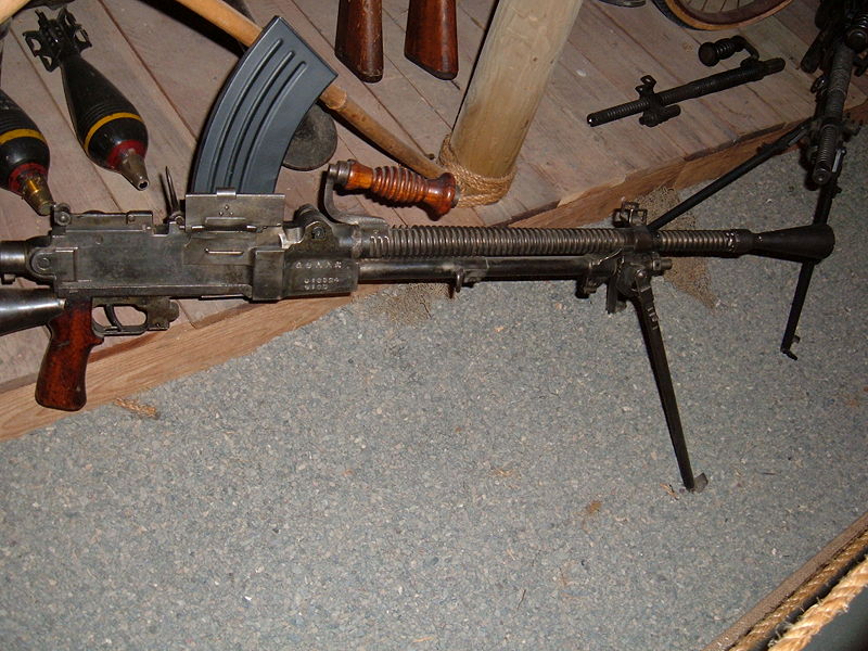 机枪(九九式軽机関铳,きゅうきゅうしきけいきかんじゅう)是日本侵略
