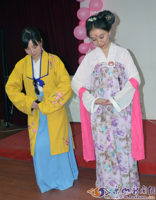 唐,宋时,妇女与人相见行礼,常口道万福,意为祝对方多福. /p>