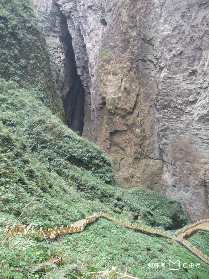  p>天坑地缝,位于重庆市奉节县的南部.