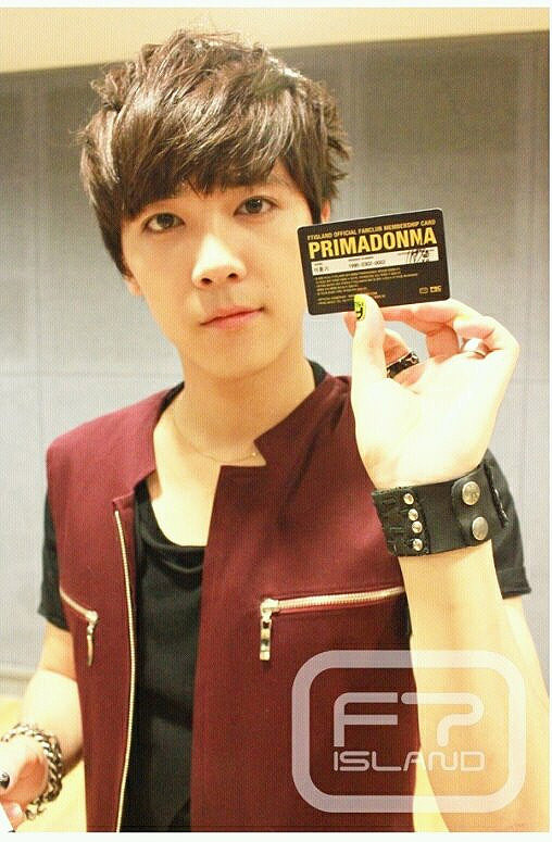  p>李洪基(         ),1990年3月2日出生于韩国京畿道城南市盆唐区