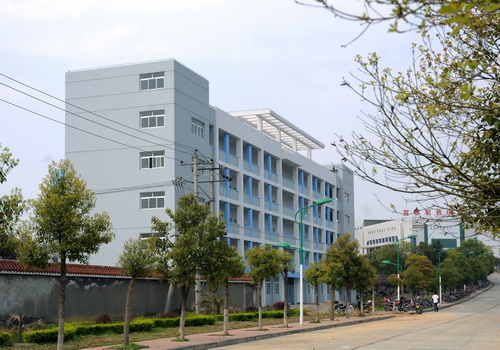  p>宜都市职教中心位于长江, a target="_blank" href="/item/清江