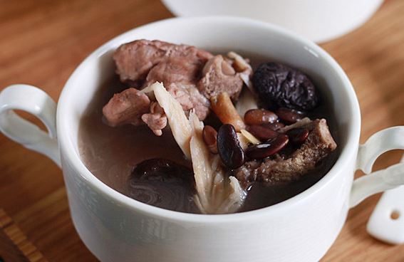 黑豆枸杞排骨汤