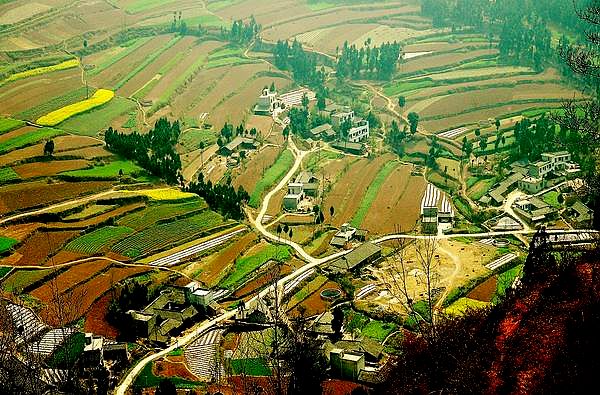  p>龙泉山脉位于 a href="#" data-lemmaid="404637">四川盆地 /a>