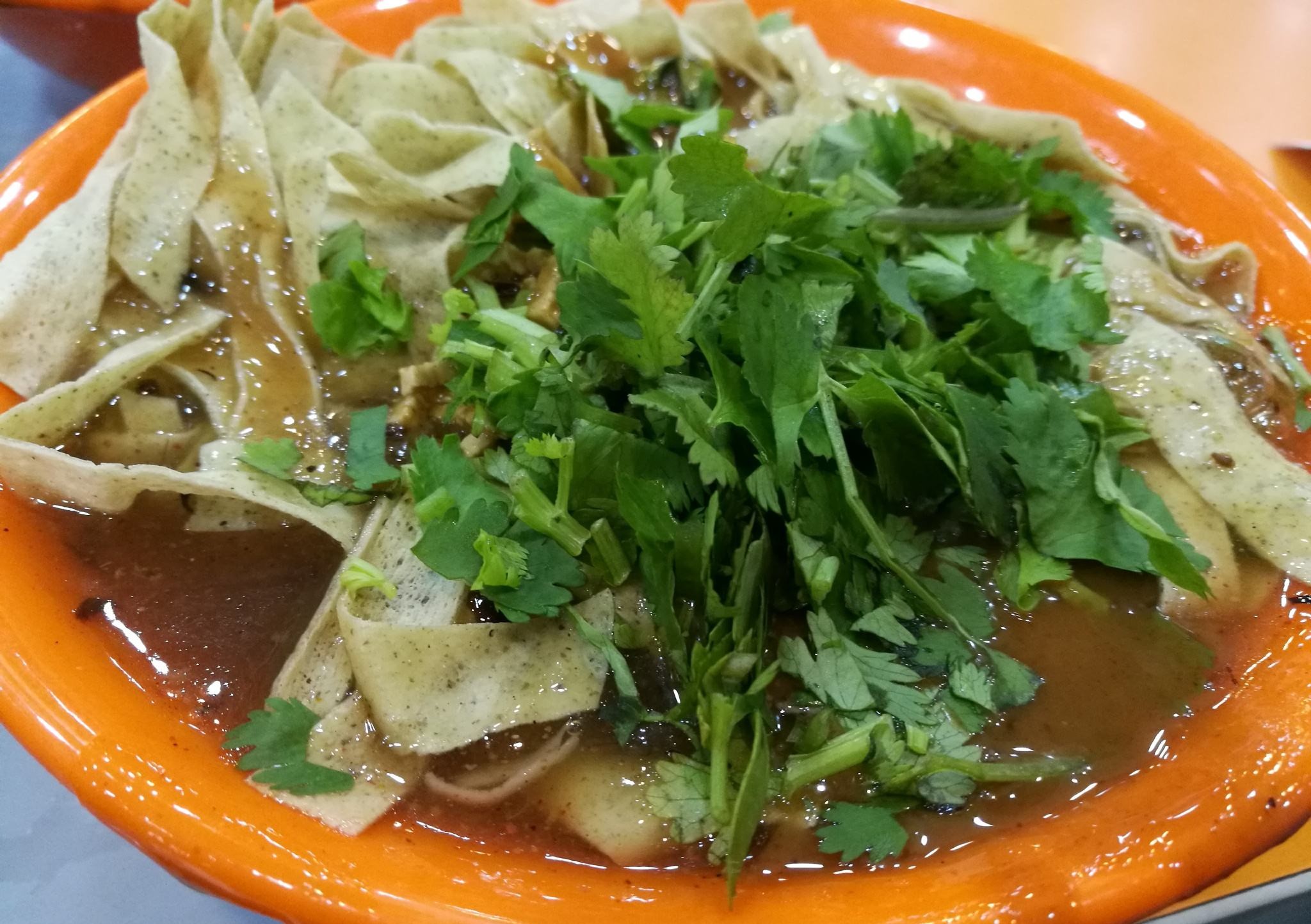 锅巴菜以绿豆,小米水磨成浆,摊成薄厚均匀的煎饼(天津人俗称 a target