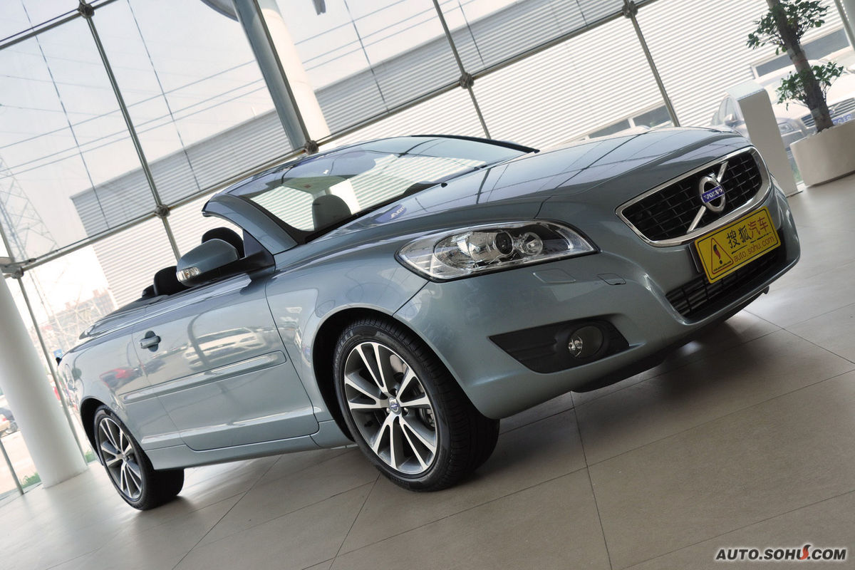 沃尔沃c70是一款可以全方位满足驾驶者多重需求的三折式硬顶四座敞篷