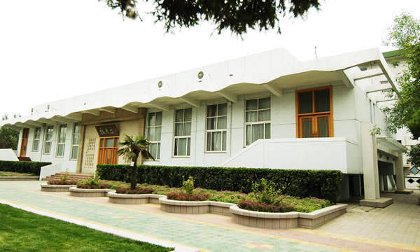  p>河南省开封高级中学(kaifeng middle school)坐落在开封市区东南部