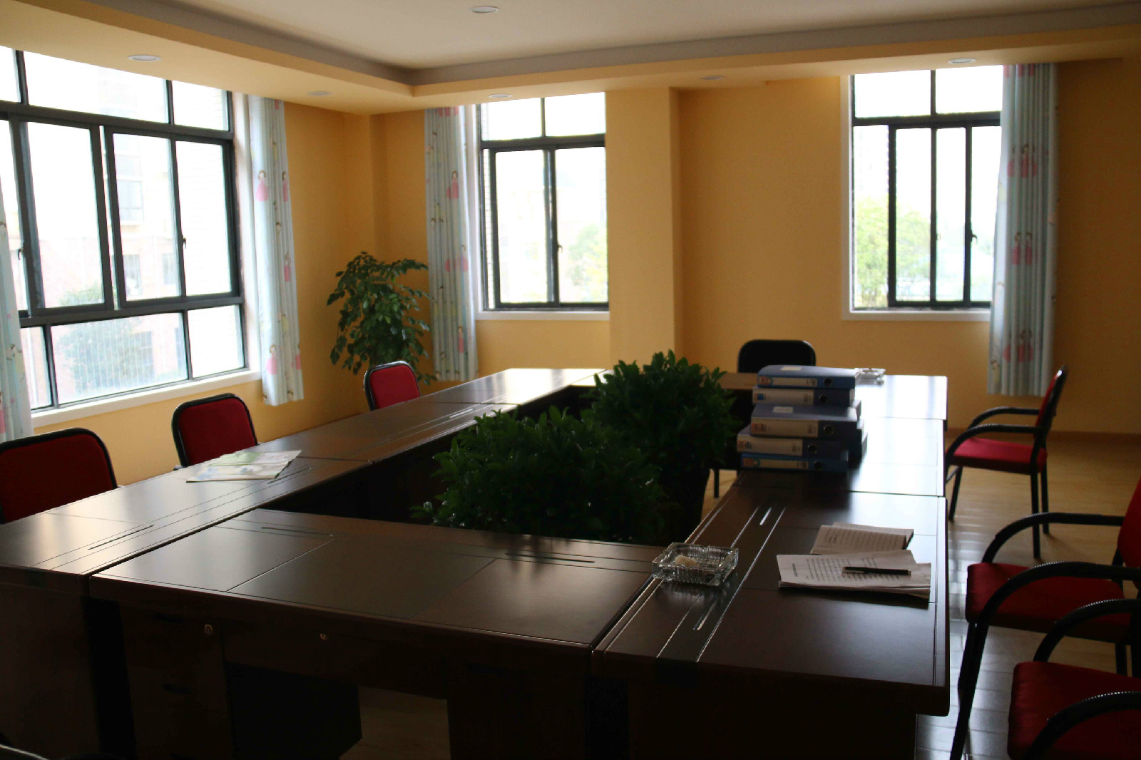 通城县滨江幼儿园地处于平安滨江苑内,占地面积有3800余平方米,<a