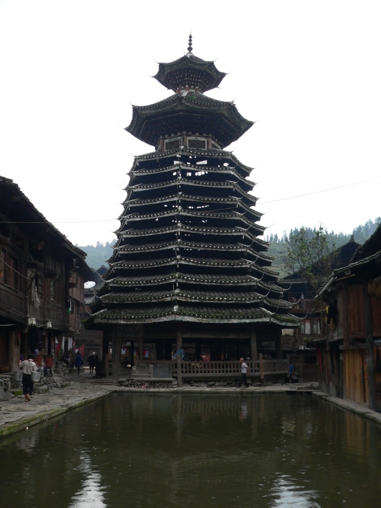  p>增冲鼓楼始建于清康熙十一年(公元1672年),为杉木结构,呈宝塔形,双