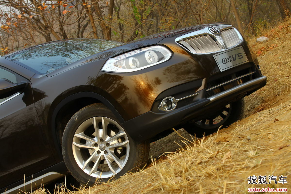  p>中华v5是中华汽车推出的首款suv车型,车头线条圆润,前保险杠非常