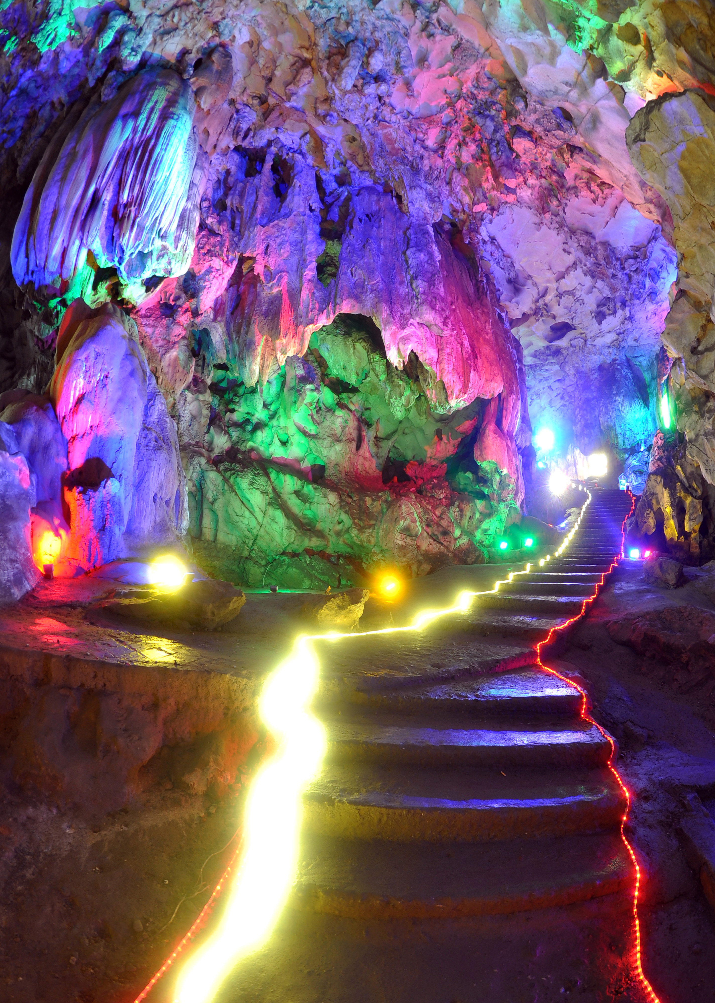  p>佛爷洞景区是位于四川省江油市的国家aaaaa级景区.