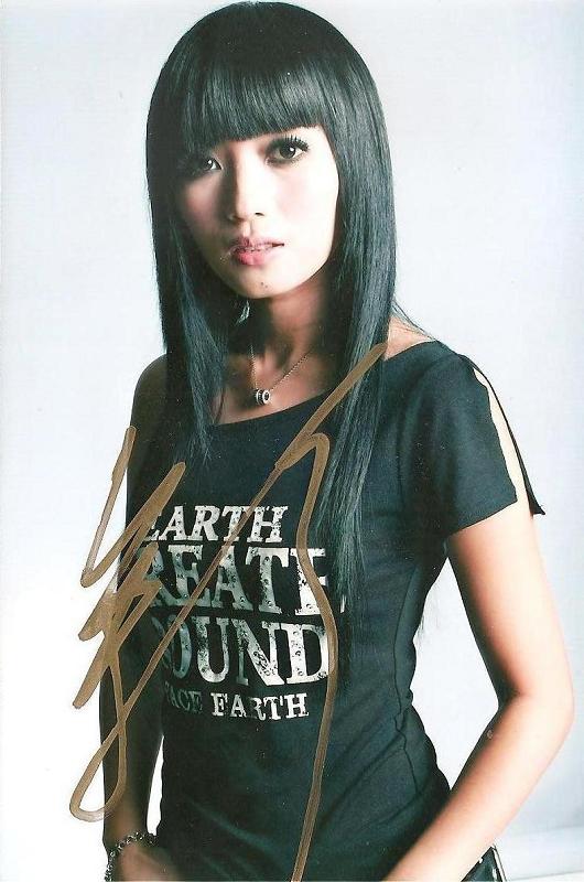  p>《爱炼》是由黄美珍演唱的一首歌曲,收录在《为你而活》专辑中.