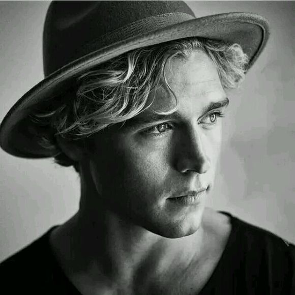  p>克里斯托弗·尼森(christopher nissen),丹麦男歌手兼作曲家.