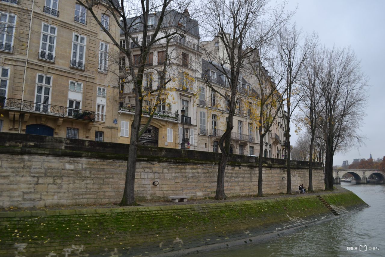 href="/item/塞纳河">塞纳河 /a>上的小岛,位于巴黎的中心,圣路易这个