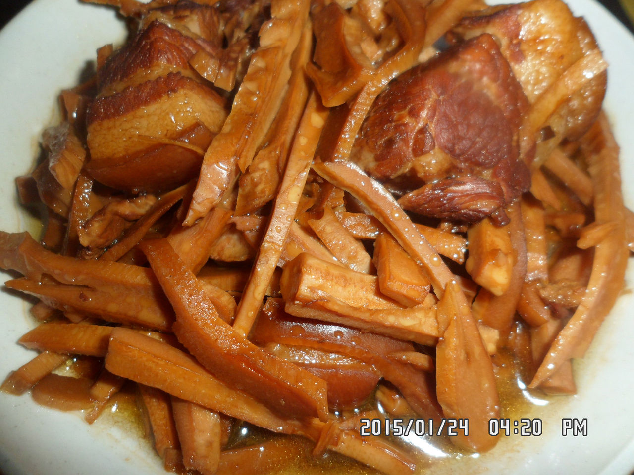  p>笋干烧肉是一道美味可口的名菜,制作原料有五花肉,干笋,香葱等.