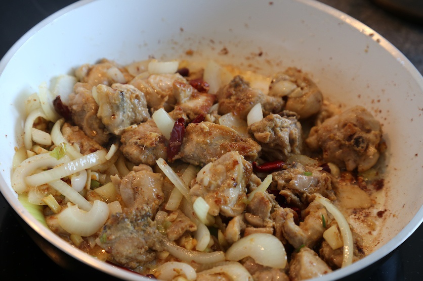 香辣洋葱炒鸡块