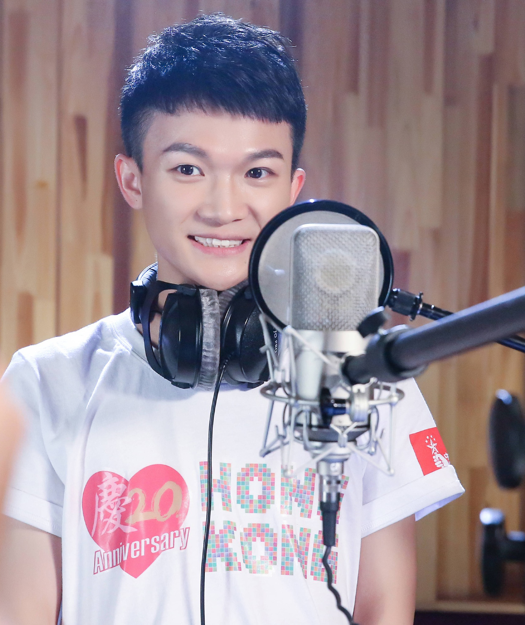  p>周深,1992年9月29日出生于湖南邵阳,长于贵州贵阳,中国内地男歌手