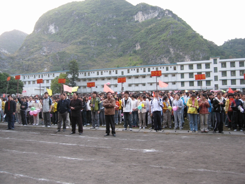 中学坐落在 a href="#" data-lemmaid="2395141">马山县 /a>白山镇内